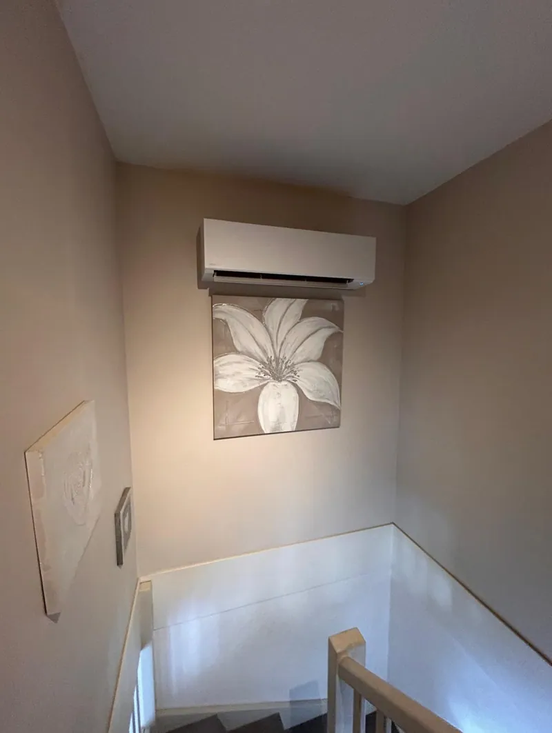 Climatiseur posé en haut d'une cage d'escalier