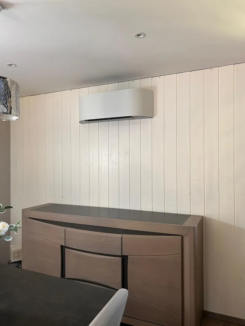 Climatiseur mural blanc dans une salle à manger lambrissée