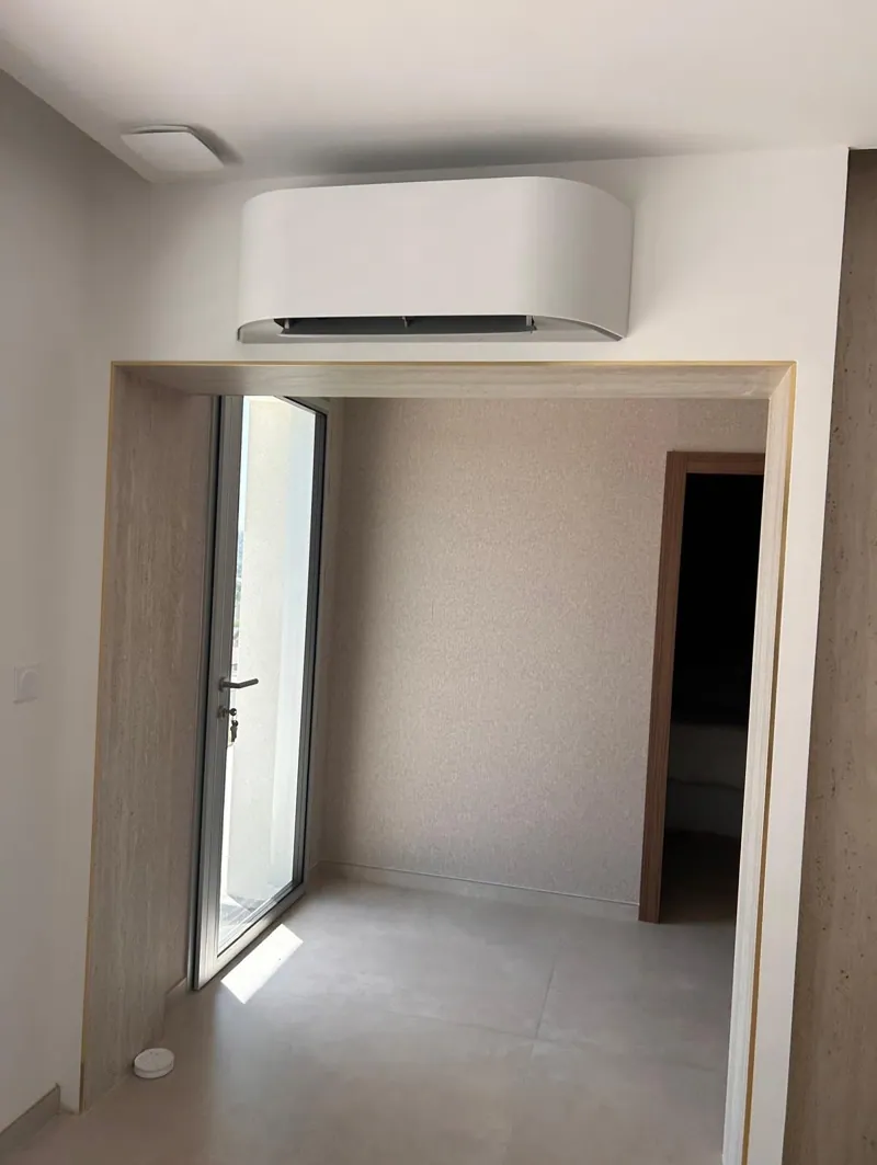 Climatiseur design blanc au-dessus d'un passage