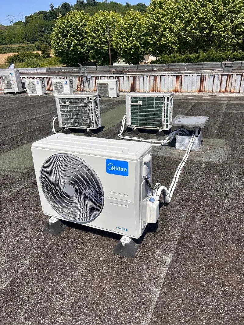 Groupes extérieurs de climatisation installés sur un toit-terrasse